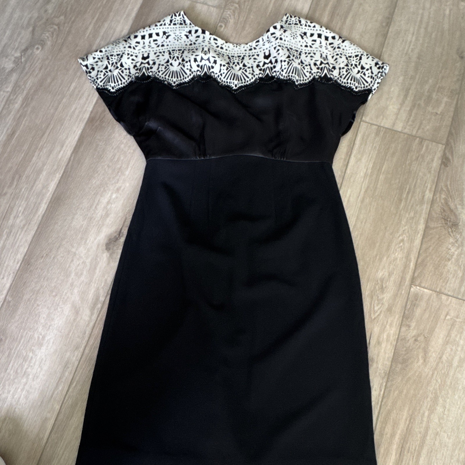Tory Burch Black/White Lace Look Beaded A-Line V-Back /Cap Sleeve size 8 Dress
