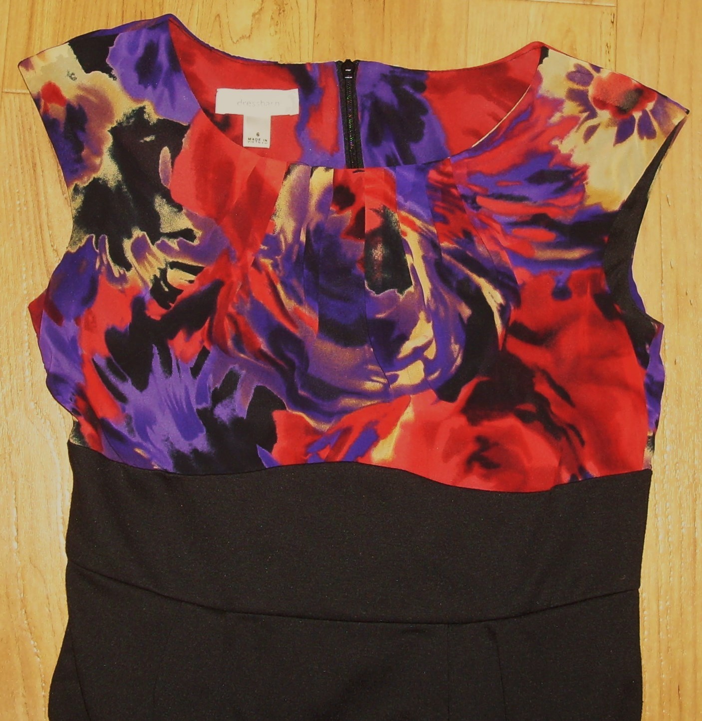 DressBarn Ladies Dress,Sz 6,RN 31310, 22″ back zipper. Poly/Rayon,Red,Blk,Purple