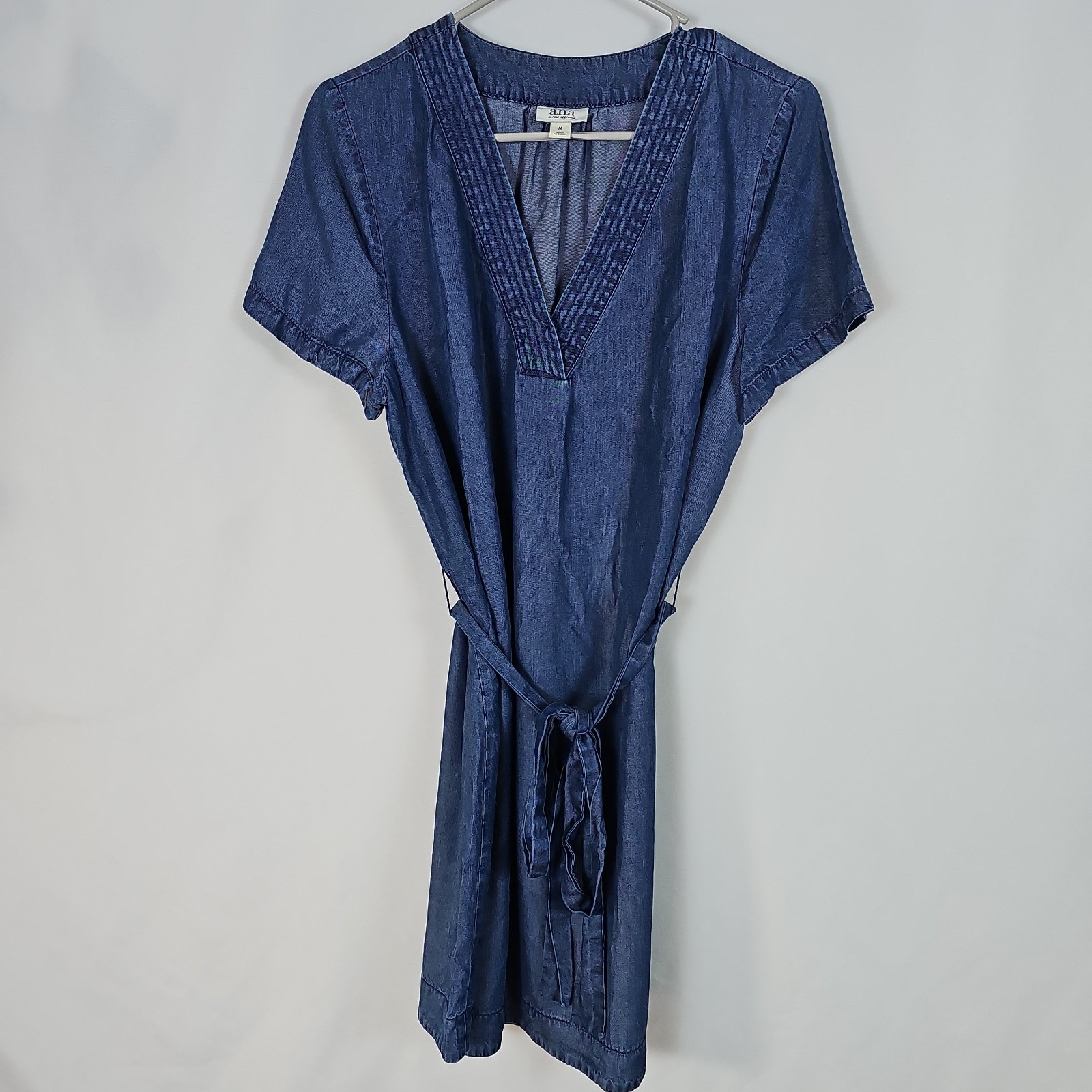 A.N.A. Womens Sz. M Denim V-neck with Tie-waist Dress Short Sleeve, Knee Length
