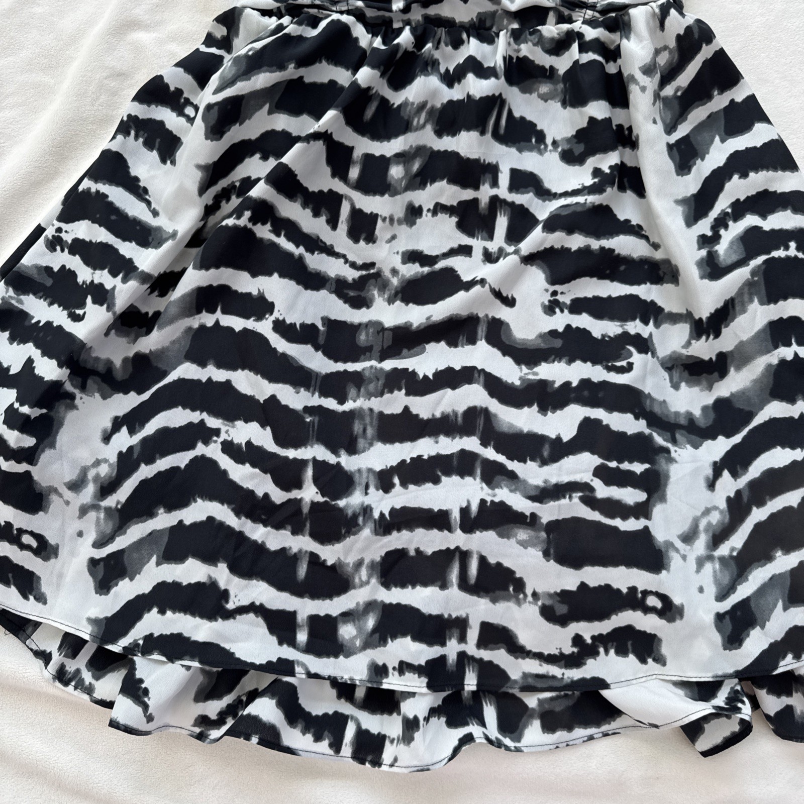 GUESS Veronica Dress Black White Abstract Print Size 4 Pin-up Style Pockets! NWT