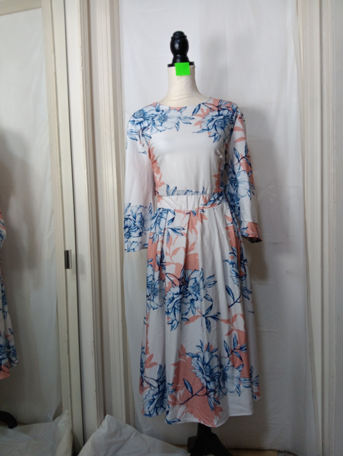 Women’s white midi dress features a navy and blush floral print Size XXL
