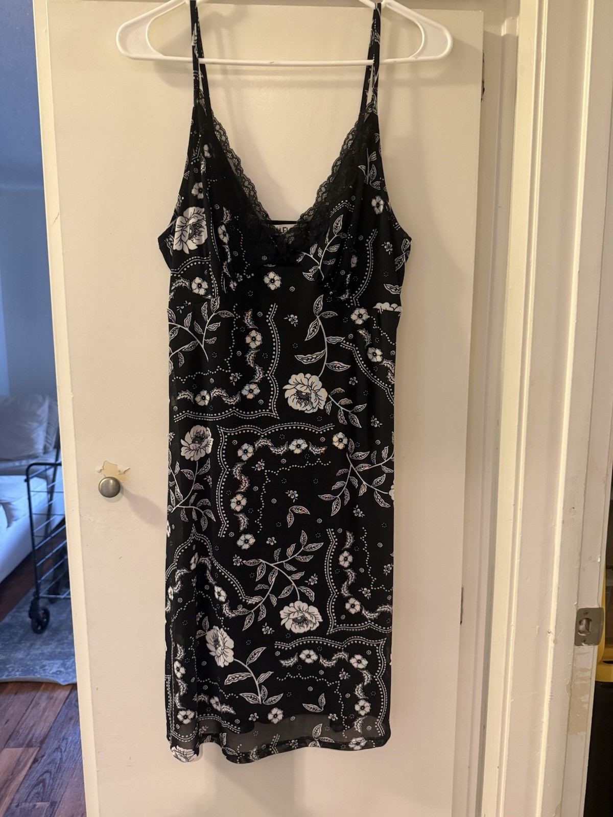 Wallflower Black & White Floral Lace Trim V-Neck Slip Dress Knee Length M