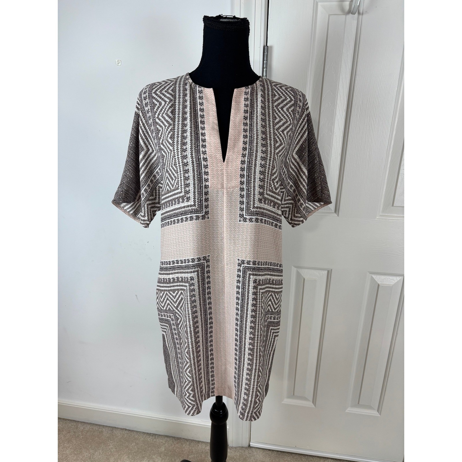 BCBGMAXAZRIA Geometric Tribal Print Split Neck Shift Dress Pink Taupe XS