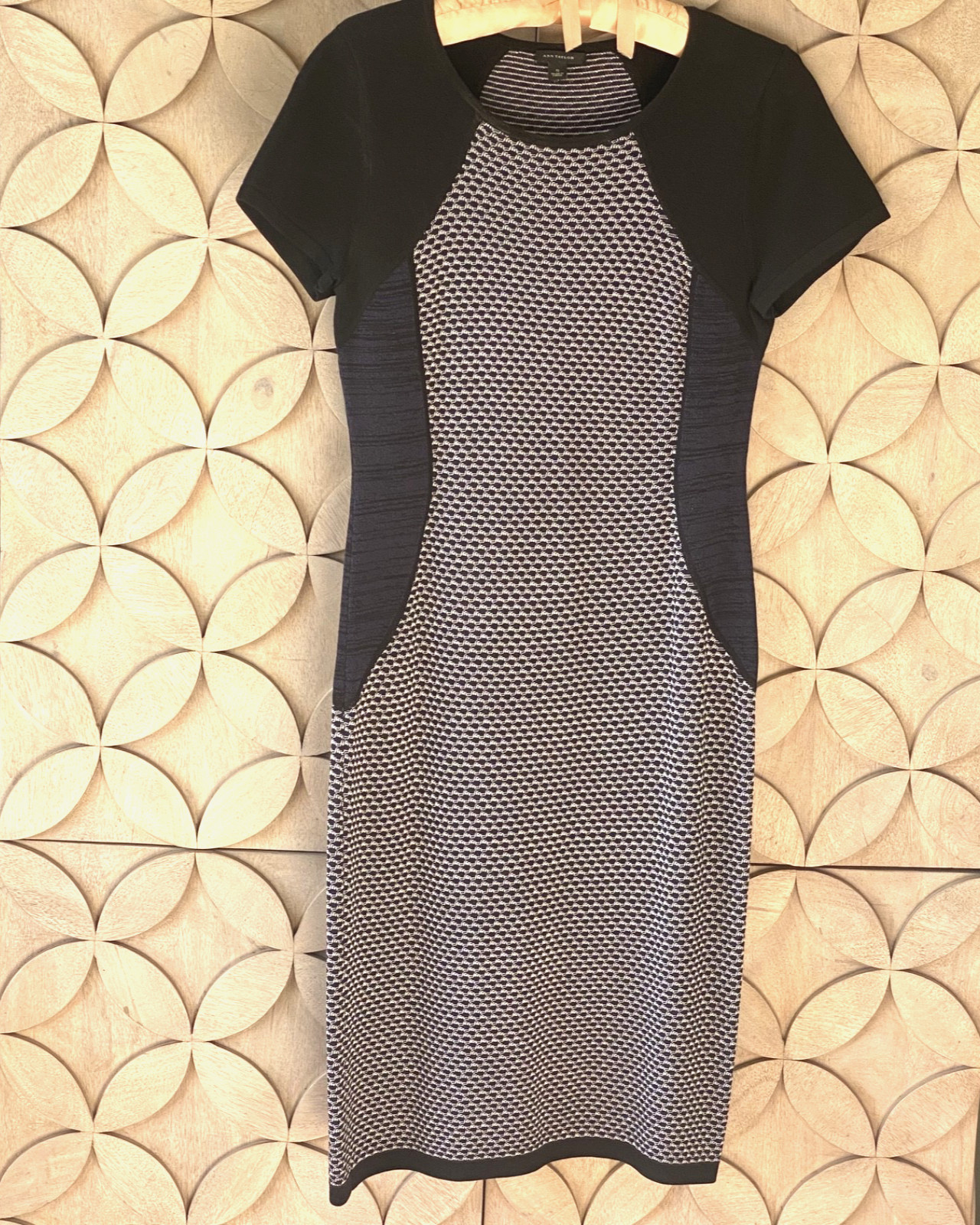Ann Taylor Navy Blue & White Knit Career Dress SZ M Figure Flattering Non iron