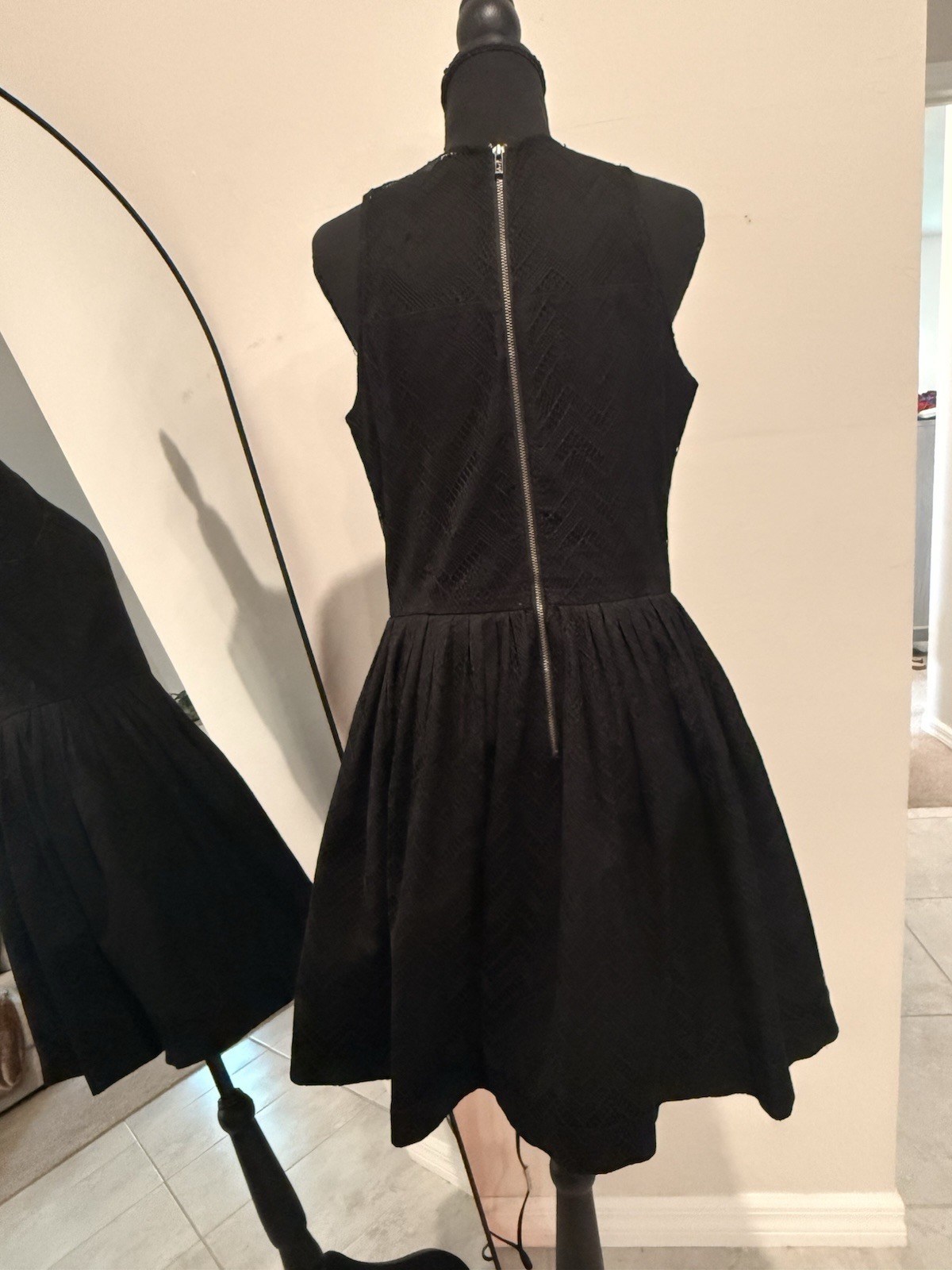 Armani Exchange Women’s Size 10 Black Chevron Lace Fit & Flare Sleeveless Zip