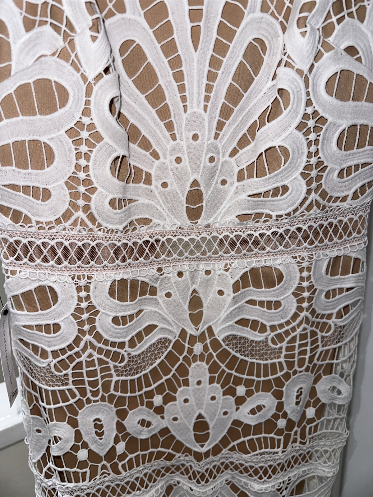 BNWT Size 8 VIP PREMIUM LIPSY WHITE & NUDE CROCHET LACE MIDI FLIPPY HEM DRESS