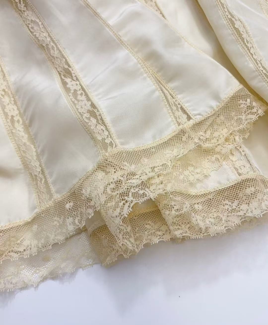 DOEN Sweet Hollow Lace Splicing Silk Organ Fold Sleeveless Perspective Top