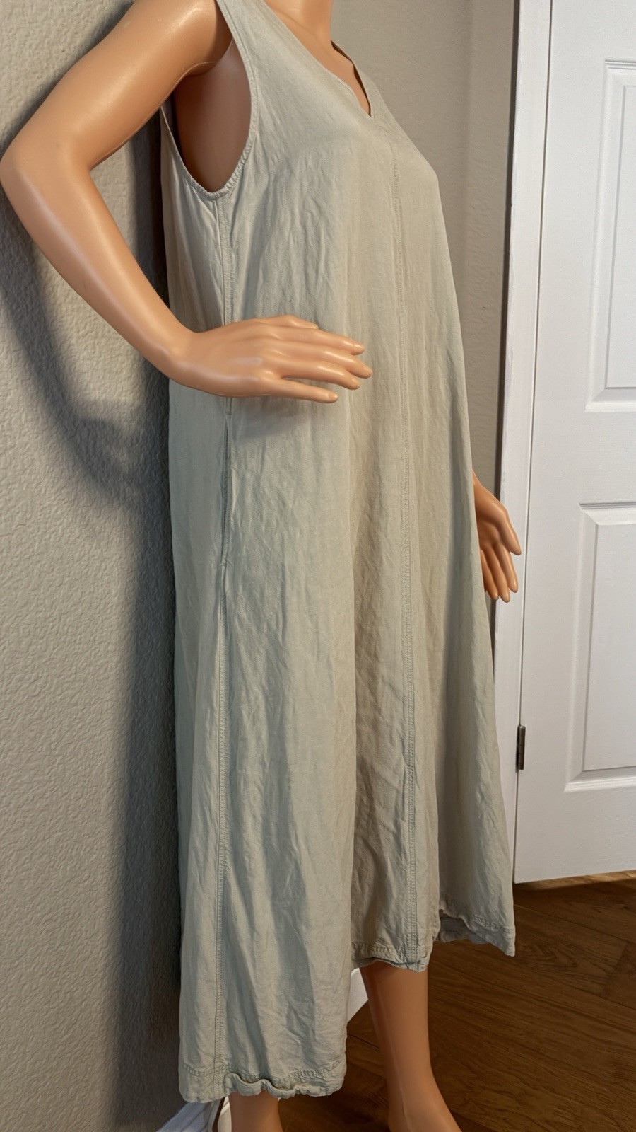 UNIQLO Sleeveless Midi Maxi Dress Beige Rayon Blend Relaxed Minimalist Large