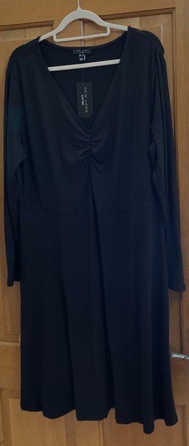New New Look curves size 22 long sleeved, v-neck smart black dress