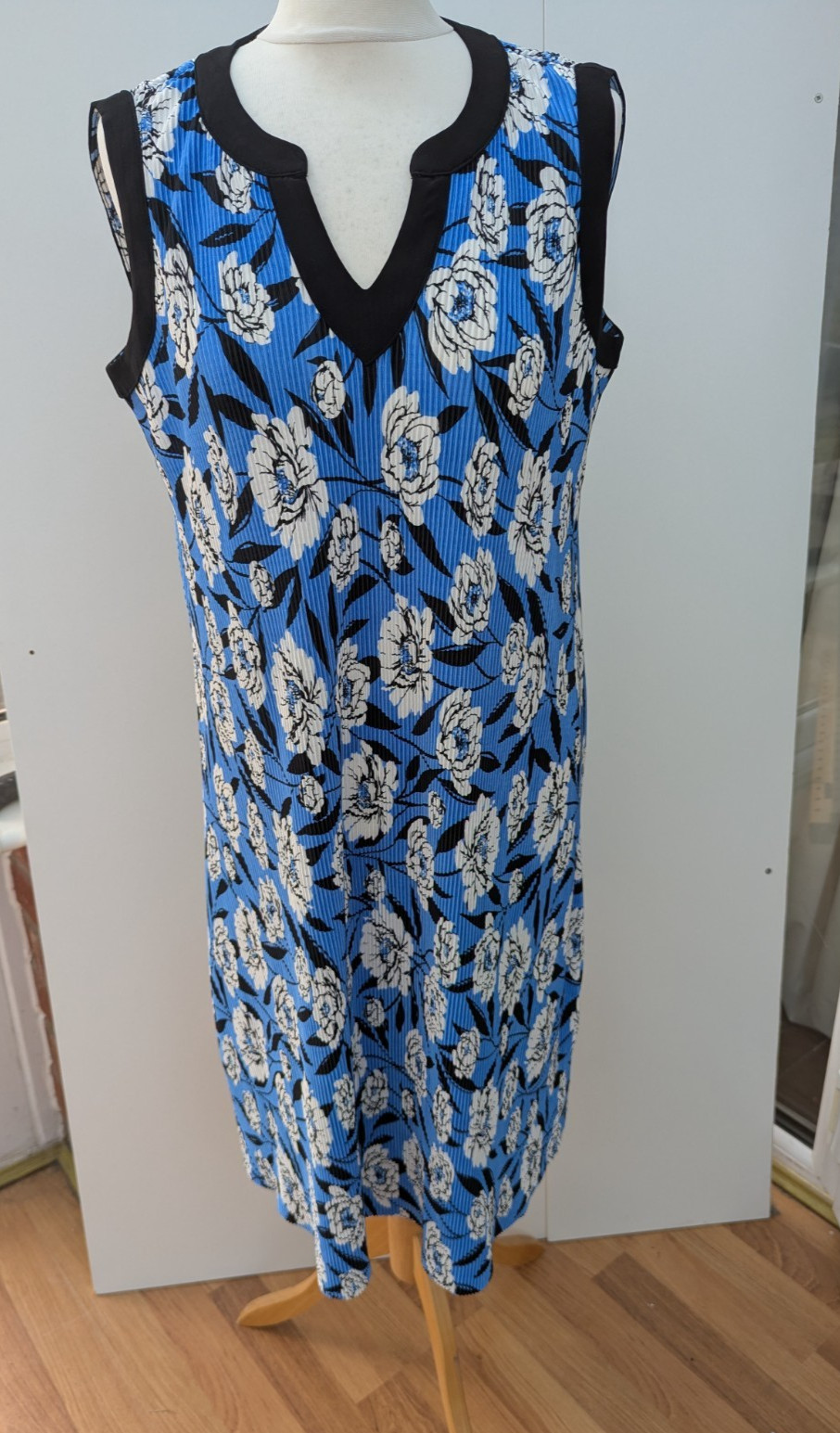 Nina Leonard Sleeveless Dress Notch Neck Plisse Pleat Blue Print New Size Small