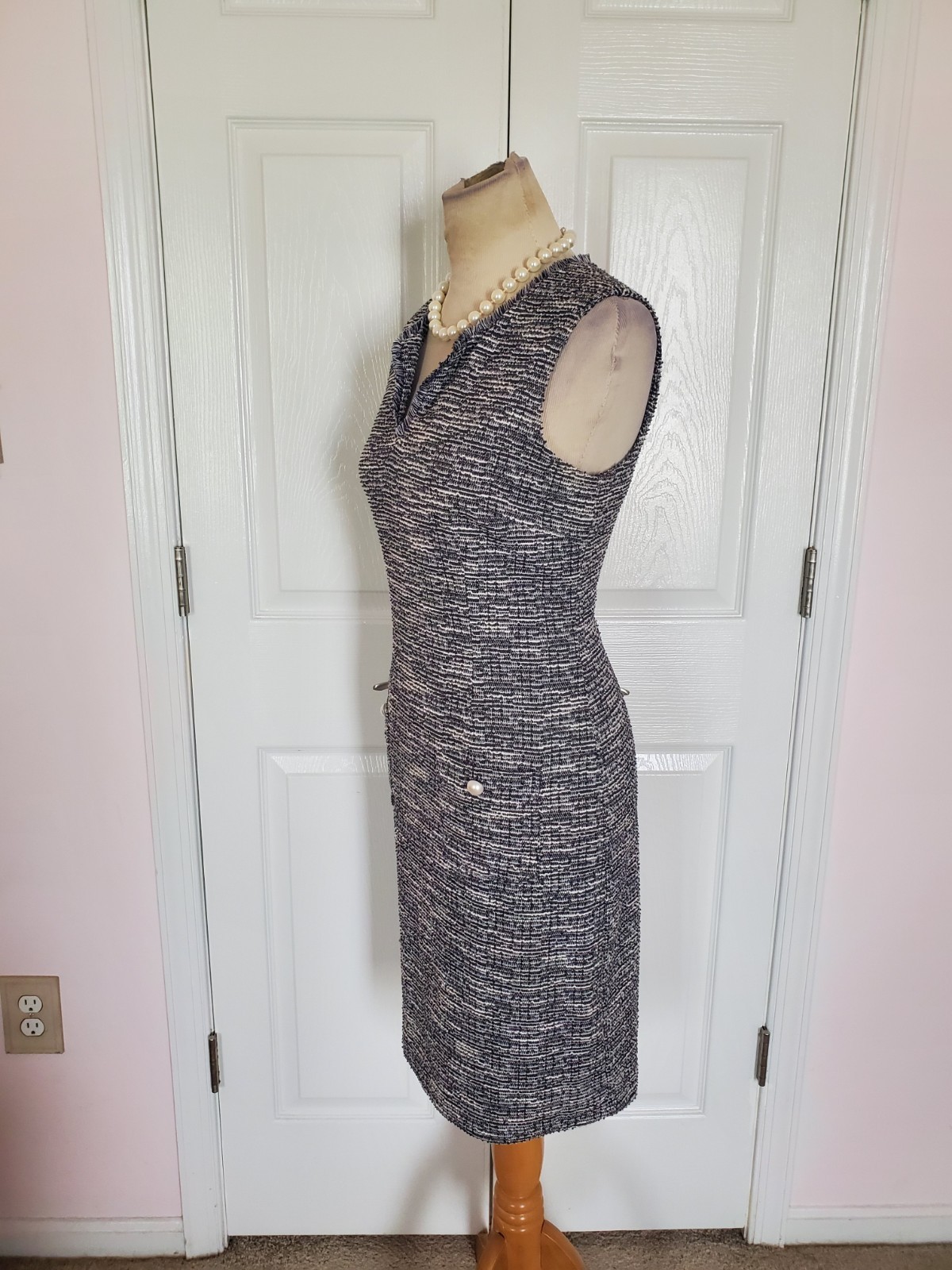KARL LAGERFELD PARIS Sleevless Black/White Tweed, Pockets w/Pearl’s (Size 8)