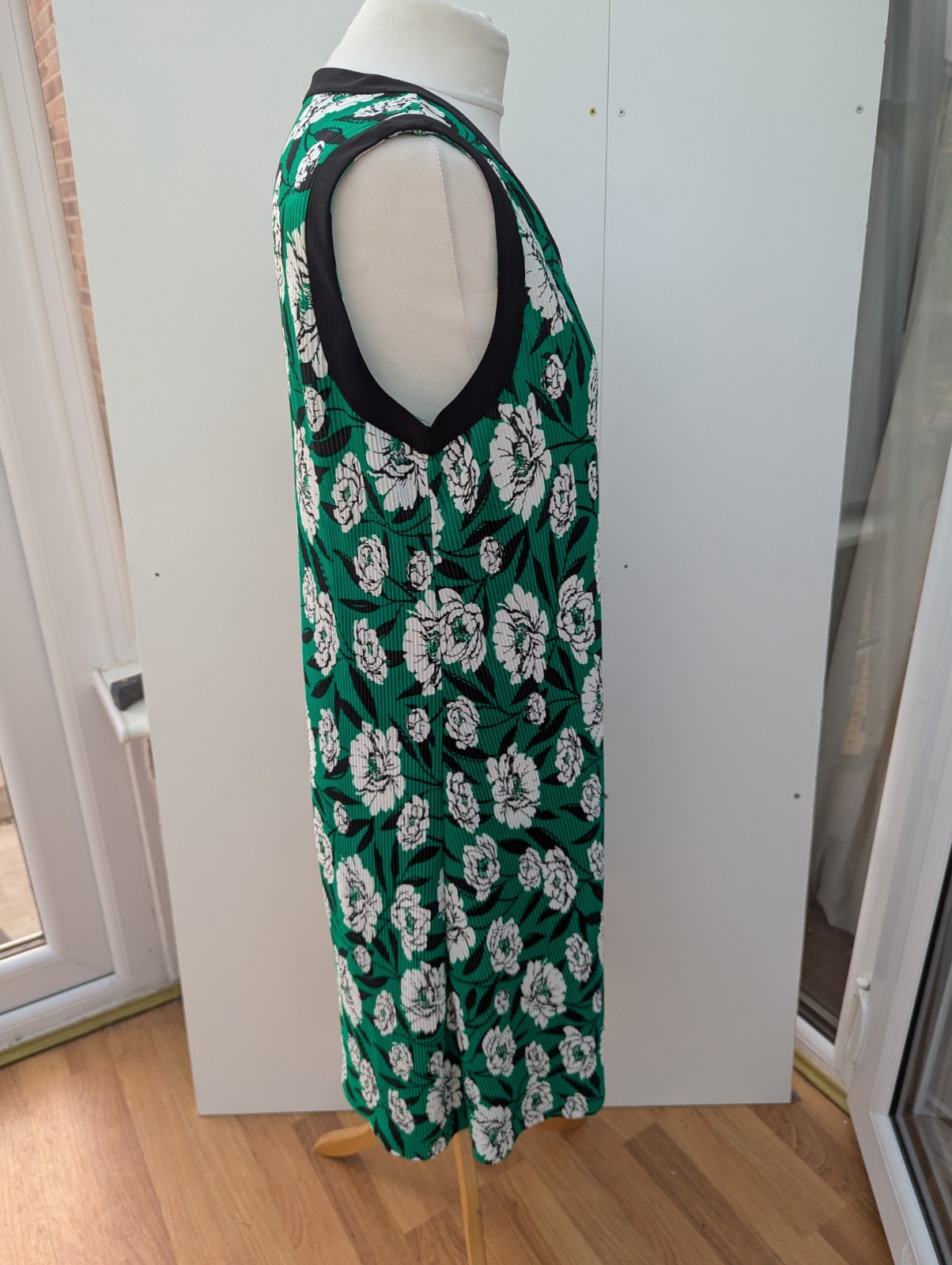 Nina Leonard Sleeveless Dress Notch Neck Plisse Pleat Green Print New Size Small