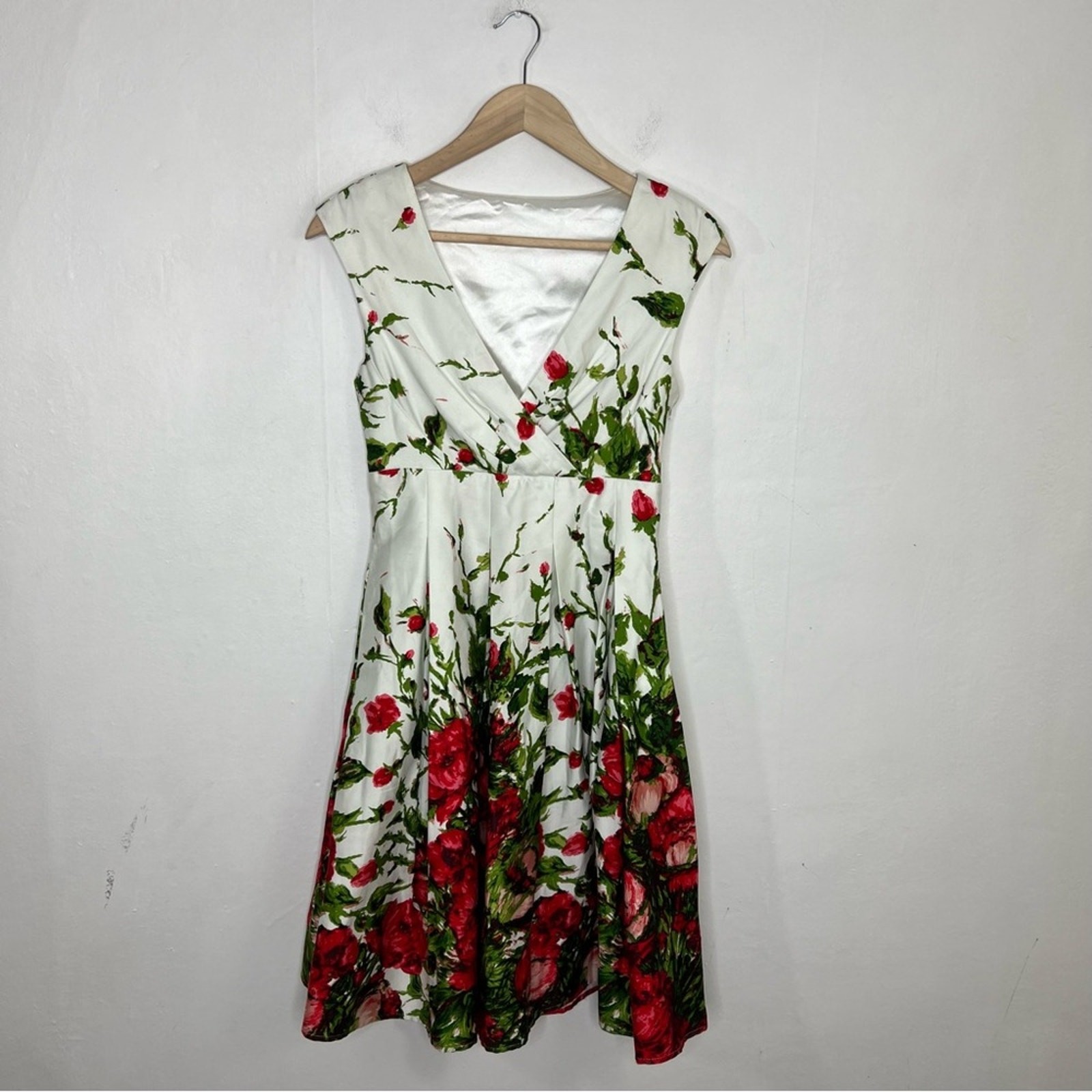 NWT PINUP COUTURE Sadie Poppy Floral White Red A-line Retro Vintage Size XS