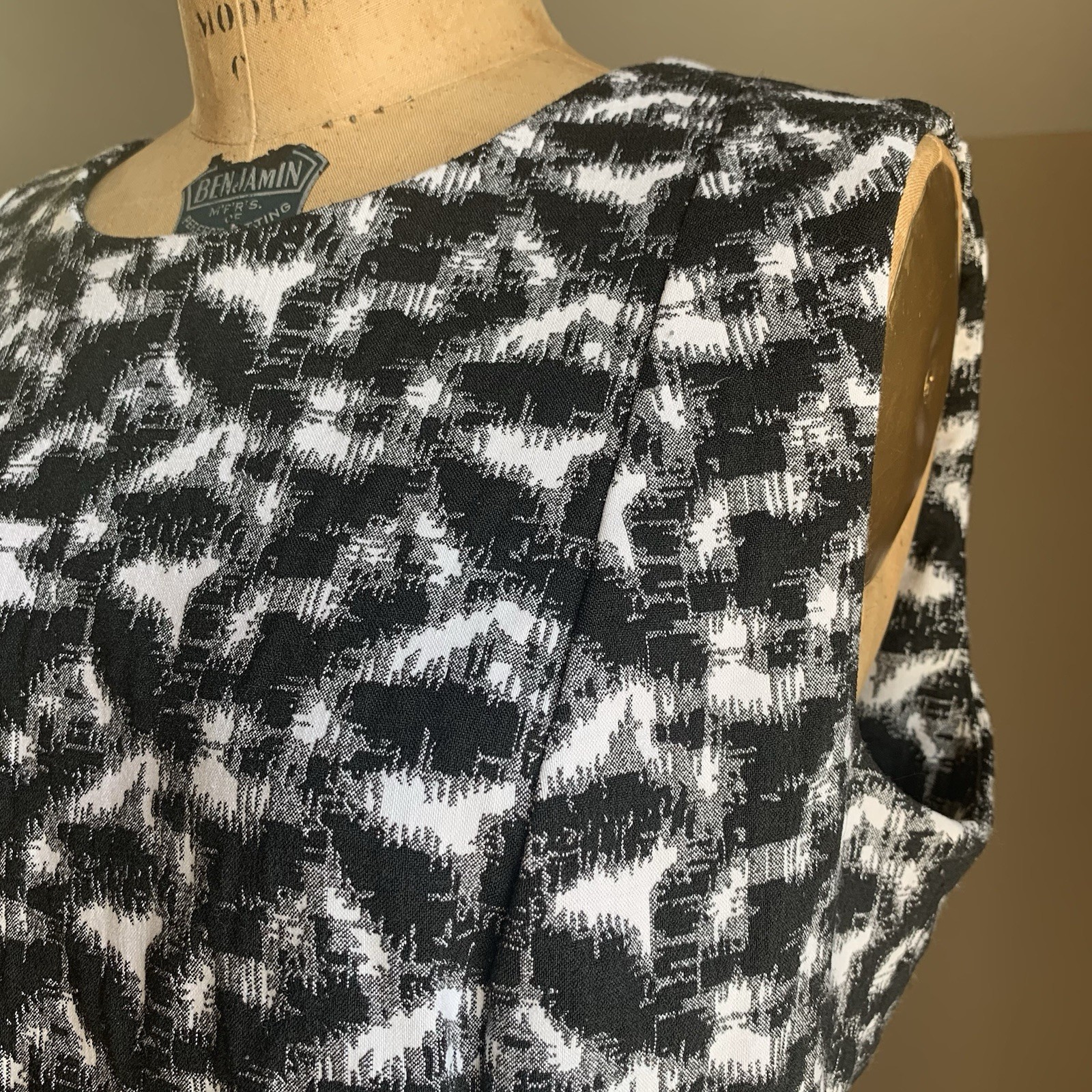 Calvin Klein Size 14 Black White Abstract Jacquard Sheath Dress Gold Zipper