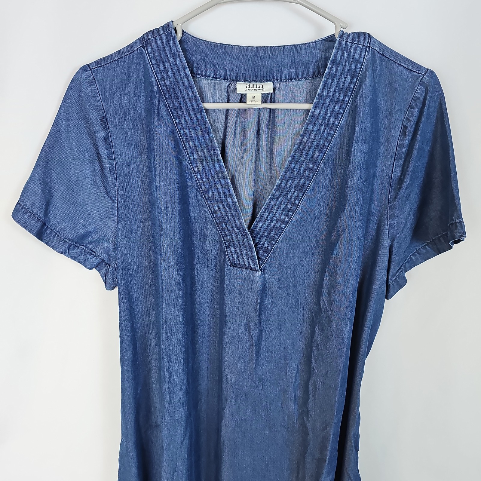A.N.A. Womens Sz. M Denim V-neck with Tie-waist Dress Short Sleeve, Knee Length