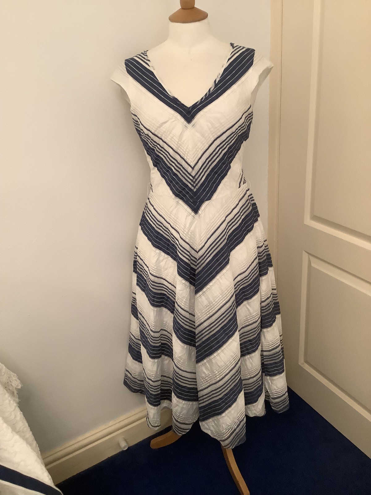 Phase Eight Lined Dress size 10 – white and navy – side zip – length 45 inches.