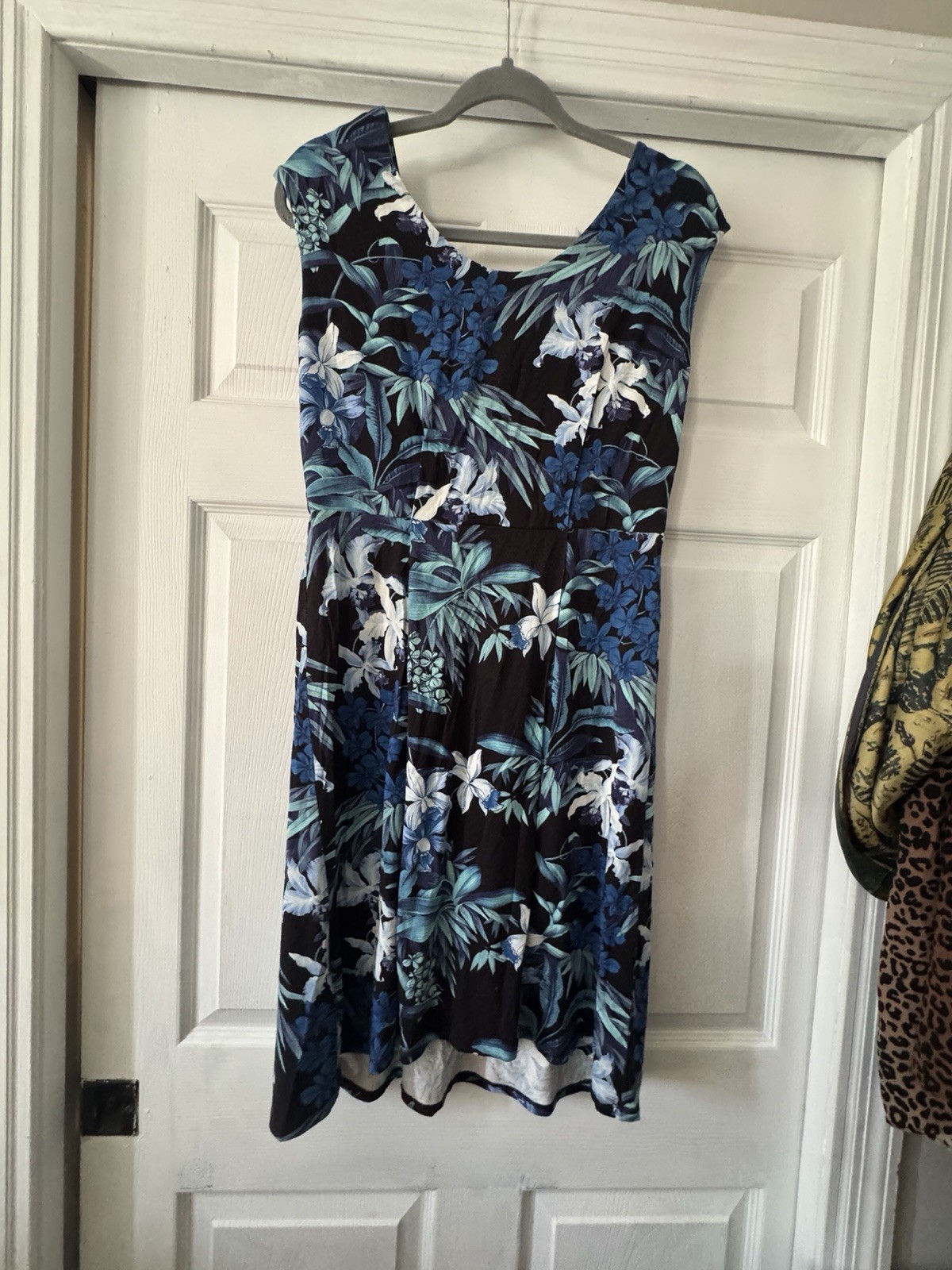 Tommy Bahama Women’s M Blue Black White Floral A-Line Scoop Neck Knee Dress