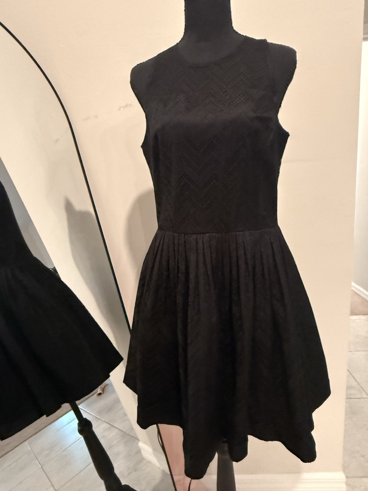 Armani Exchange Women’s Size 10 Black Chevron Lace Fit & Flare Sleeveless Zip