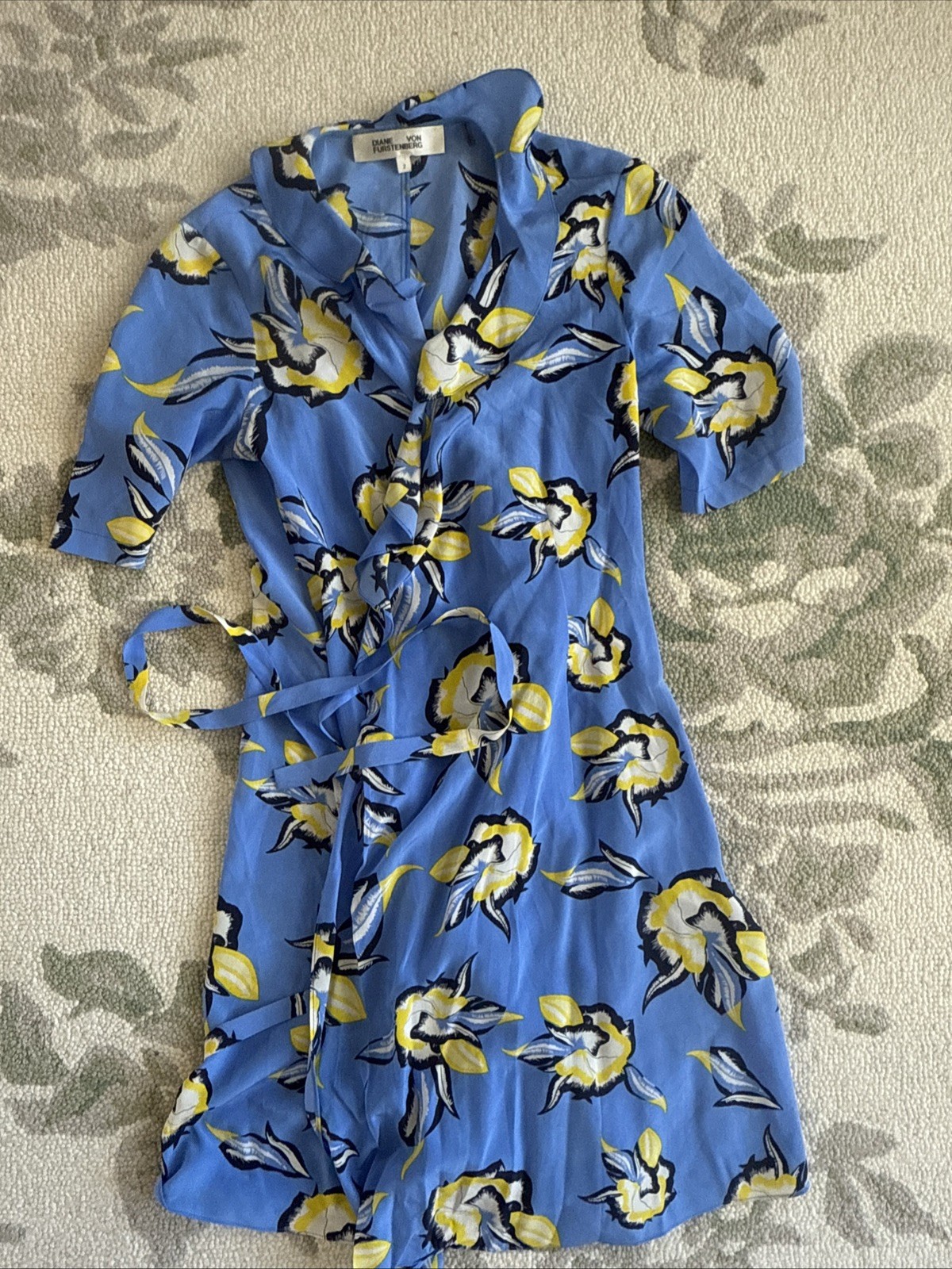 Diane Von Furstenberg 100% Silk Floral Mini Wrap Dress Size 2