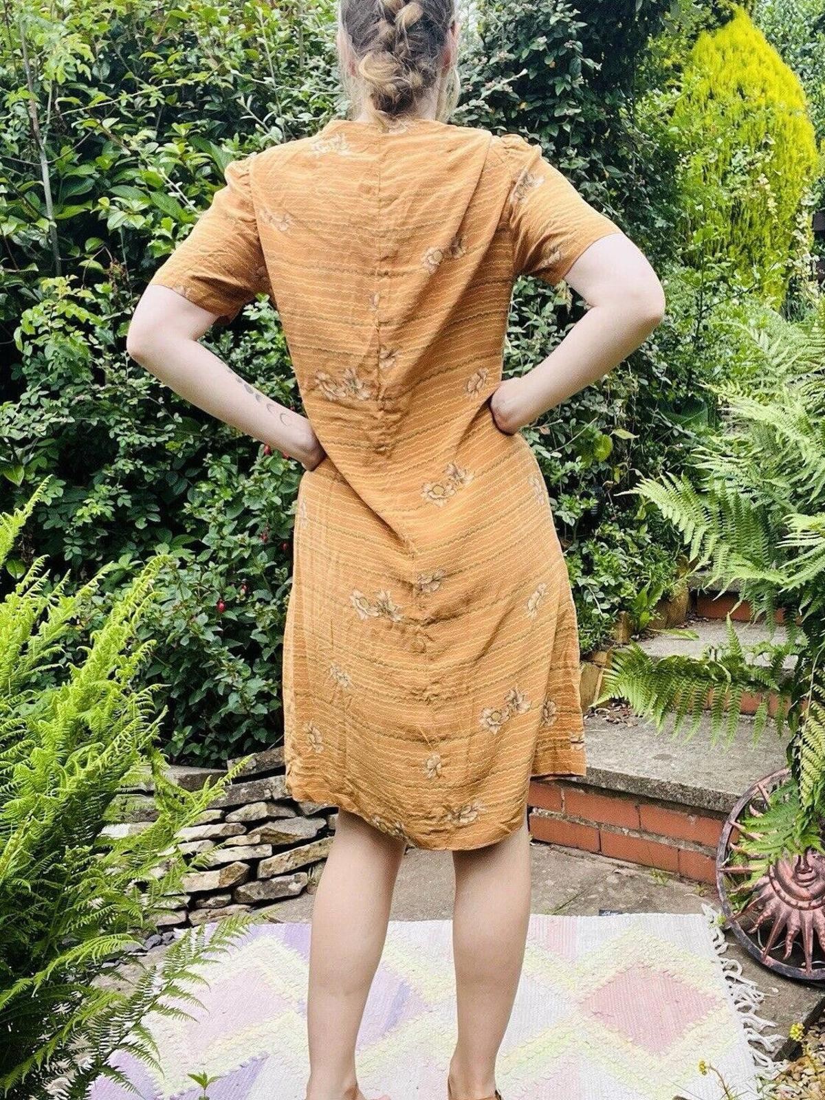 Vintage 70s Summer Dress Lightweight Retro Print Fabric With Button Detail 14