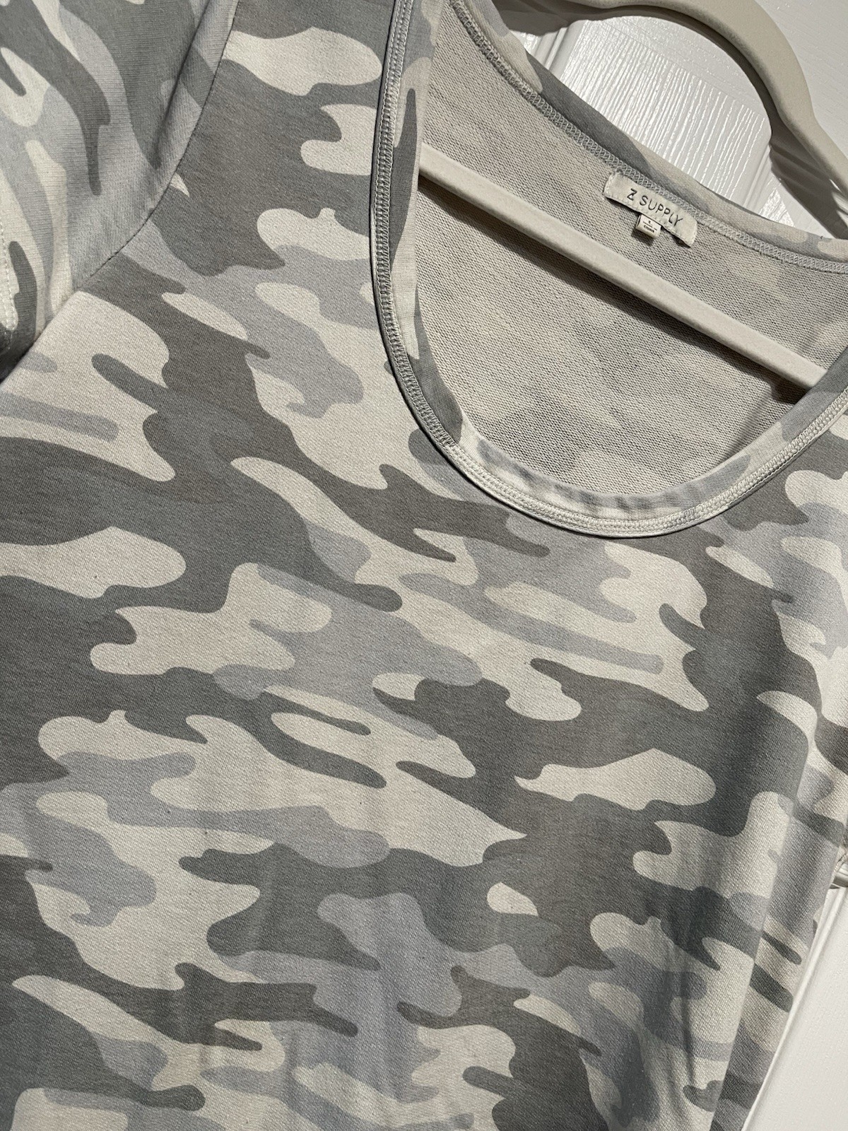 Z Supply Women’s Gray/White Camo Scoop Neck T-Shirt Size L