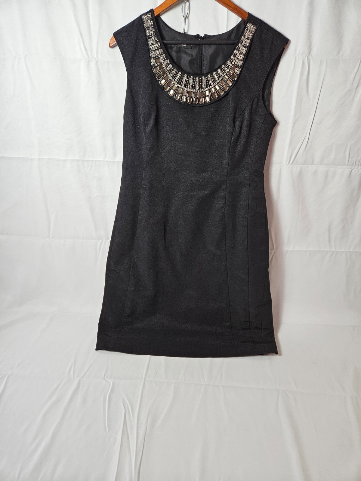 Alfani size 6 dress with gemstones. Approx 34 inches long 21 0000