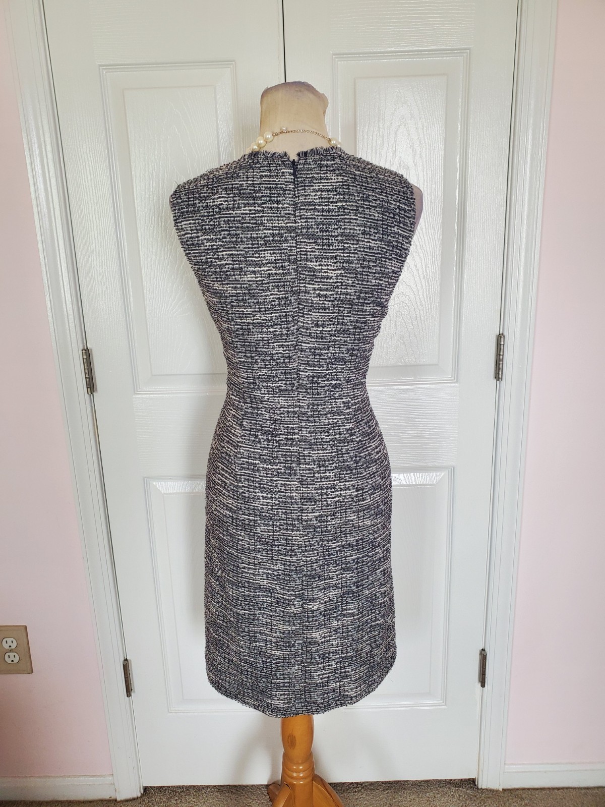 KARL LAGERFELD PARIS Sleevless Black/White Tweed, Pockets w/Pearl’s (Size 8)