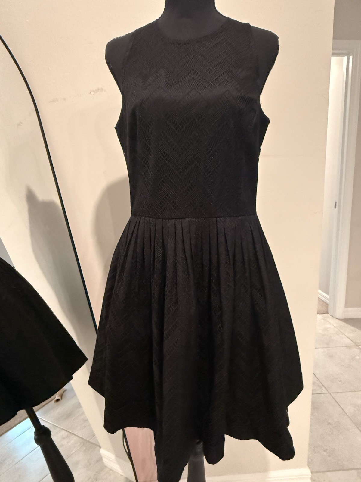 Armani Exchange Women’s Size 10 Black Chevron Lace Fit & Flare Sleeveless Zip