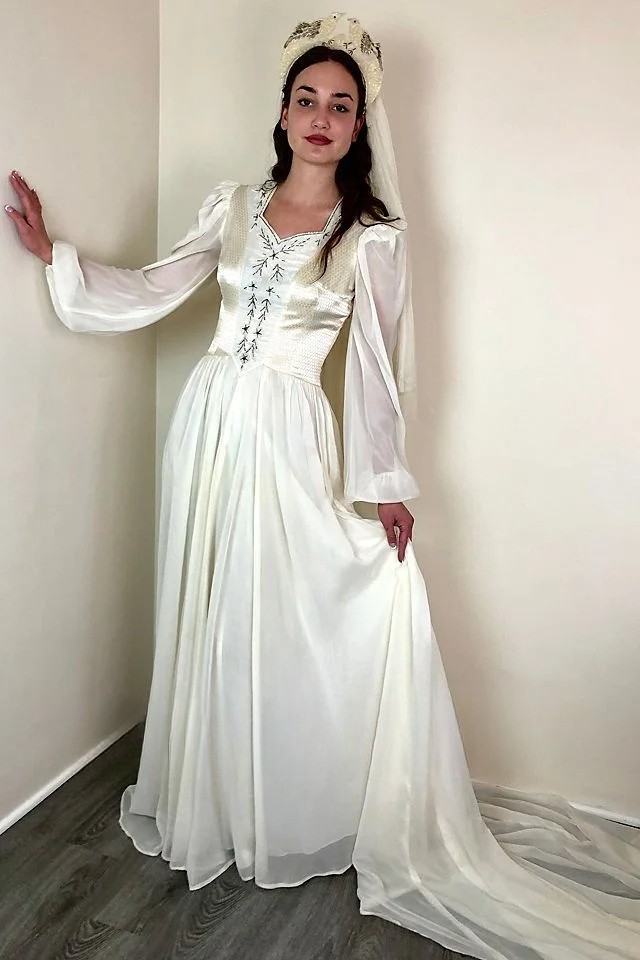 White Elegant Traditional Ball Gown Customized V-neck Long-sleeved Classic