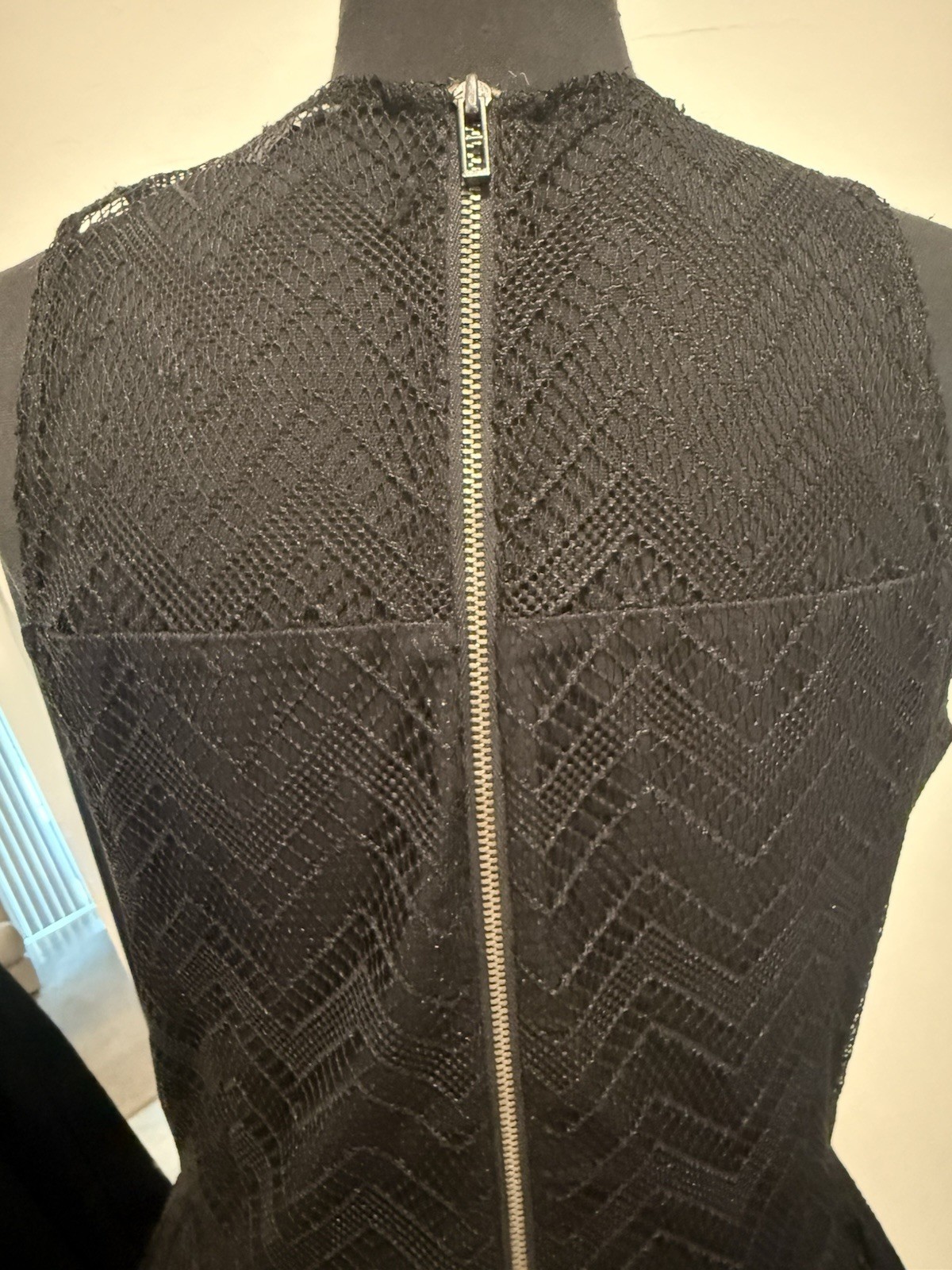 Armani Exchange Women’s Size 10 Black Chevron Lace Fit & Flare Sleeveless Zip