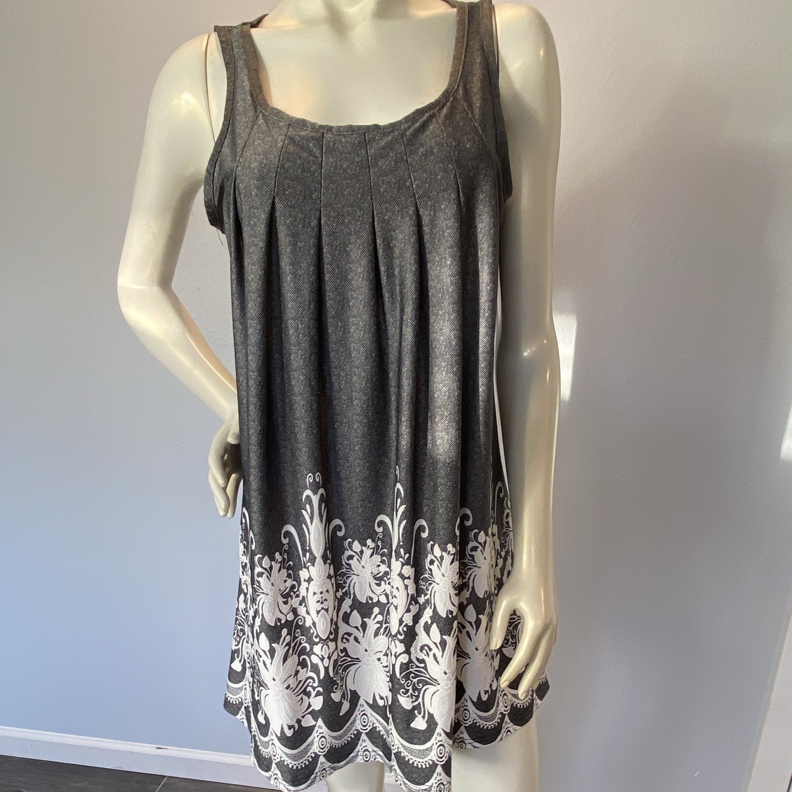 Sese Code Gray White Floral Scoop Neck Sleeveless Pleated Shift Short Dress M
