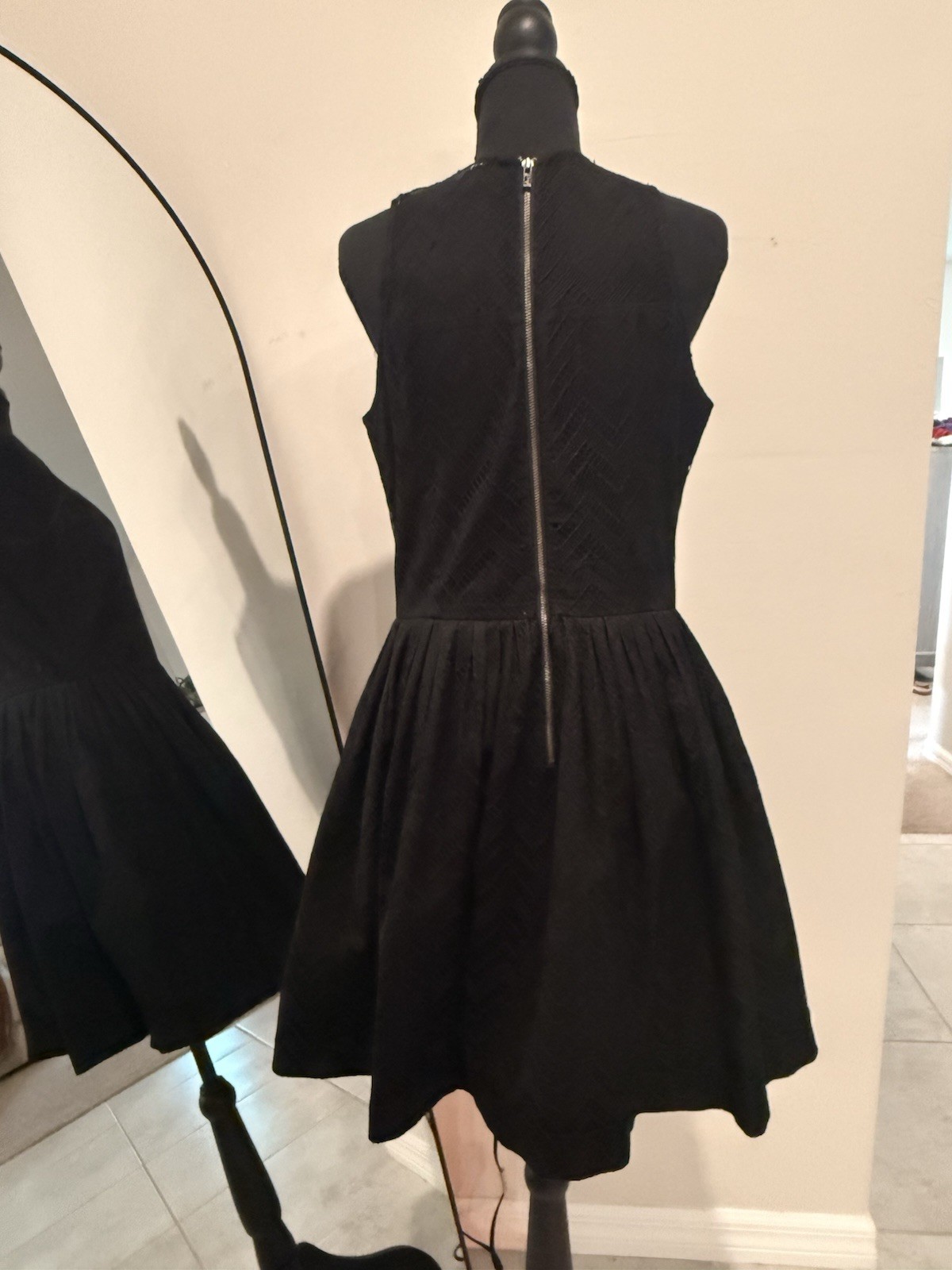 Armani Exchange Women’s Size 10 Black Chevron Lace Fit & Flare Sleeveless Zip