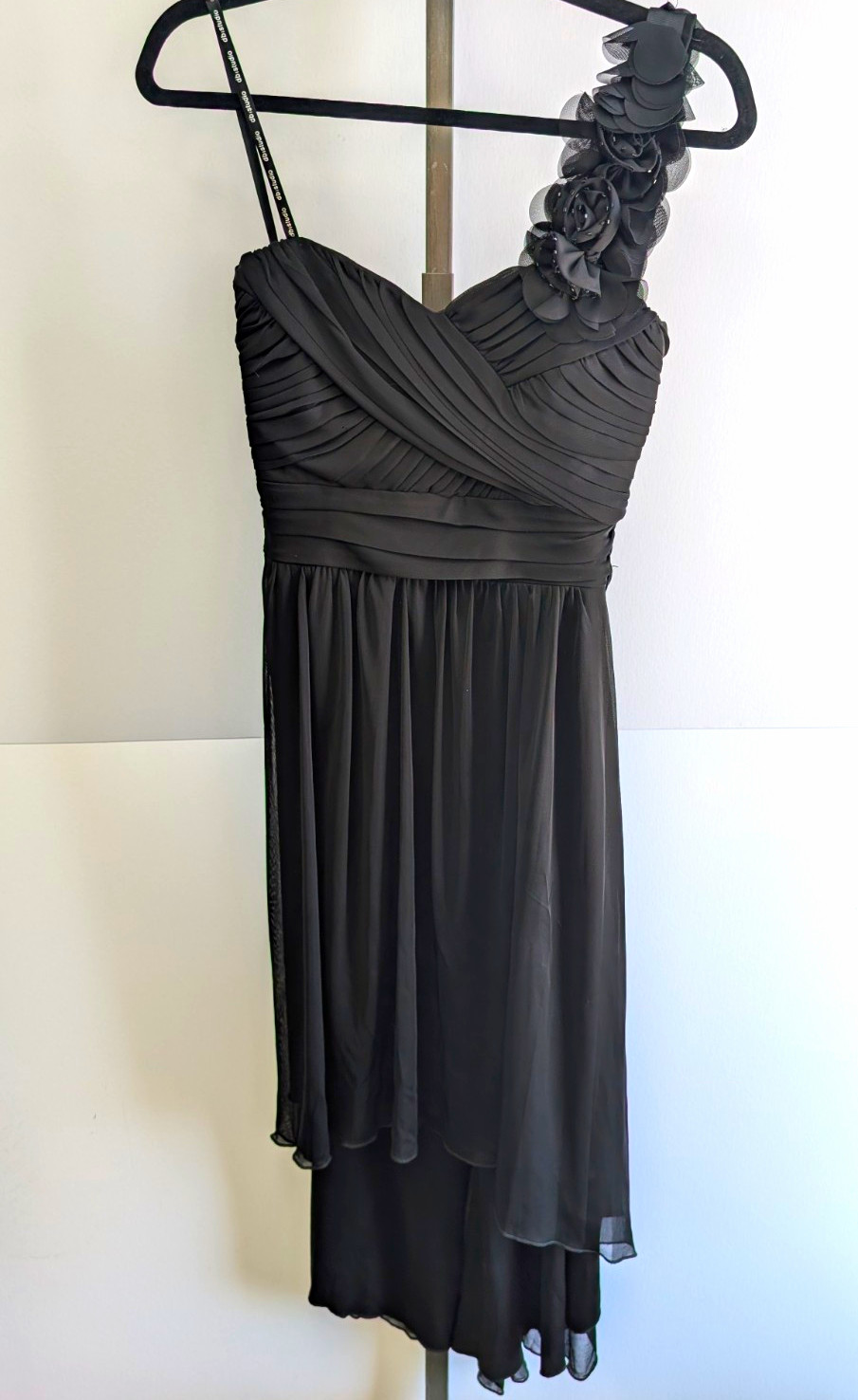db studio Wmn’s Formal M8/10 Black One-Shoulder Hi-Low Dress Ruffle Flower Strap