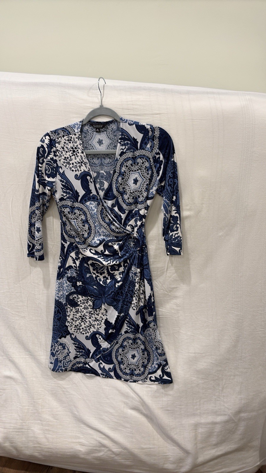 Glamour dress with 3/4 sleeves size 4 with blue and white v-neck semi-short