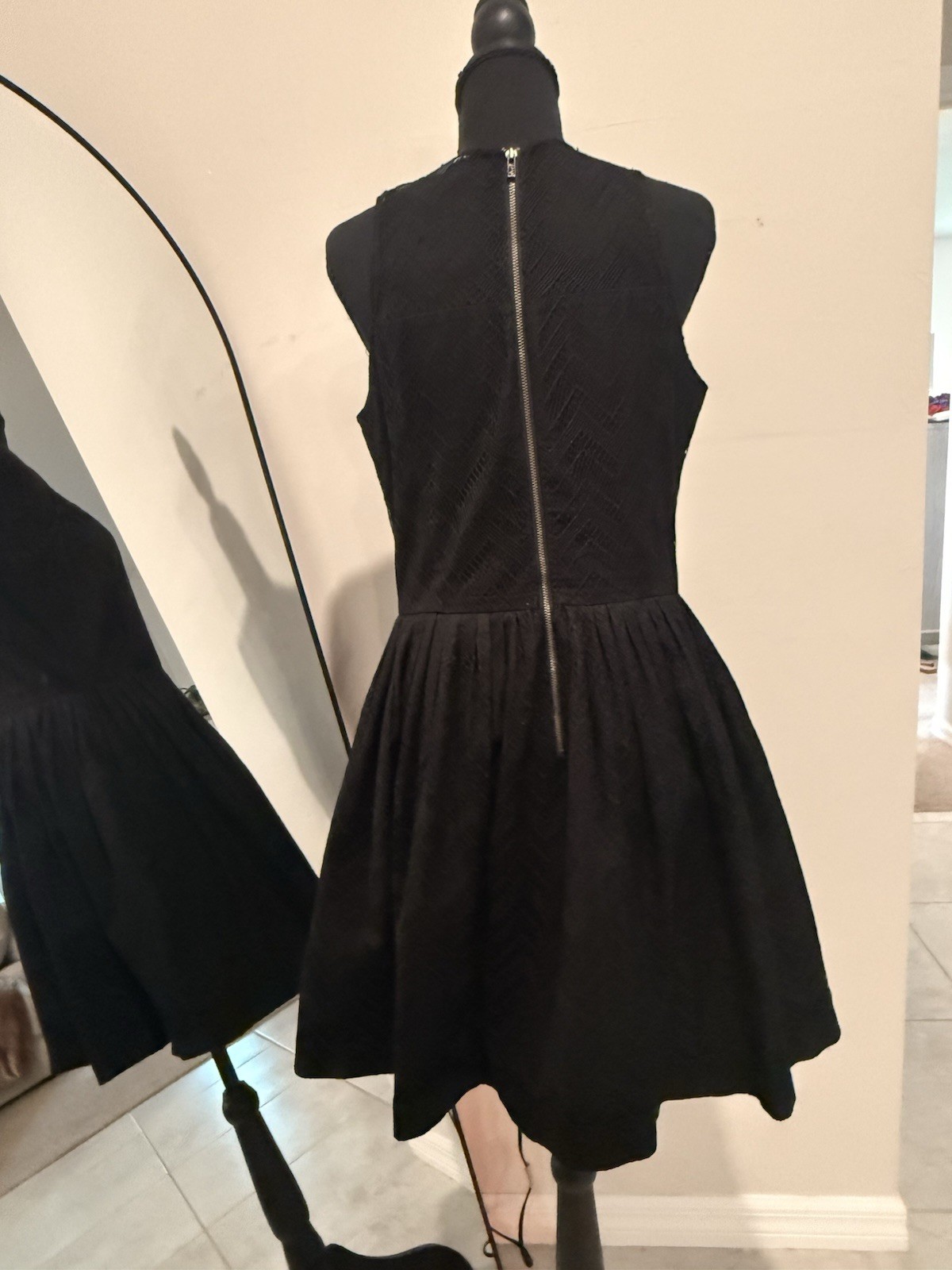 Armani Exchange Women’s Size 10 Black Chevron Lace Fit & Flare Sleeveless Zip